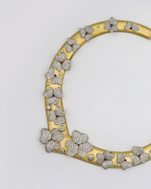 Guess Lily Multi flowers Detail Gold Tone Necklace - Image 3